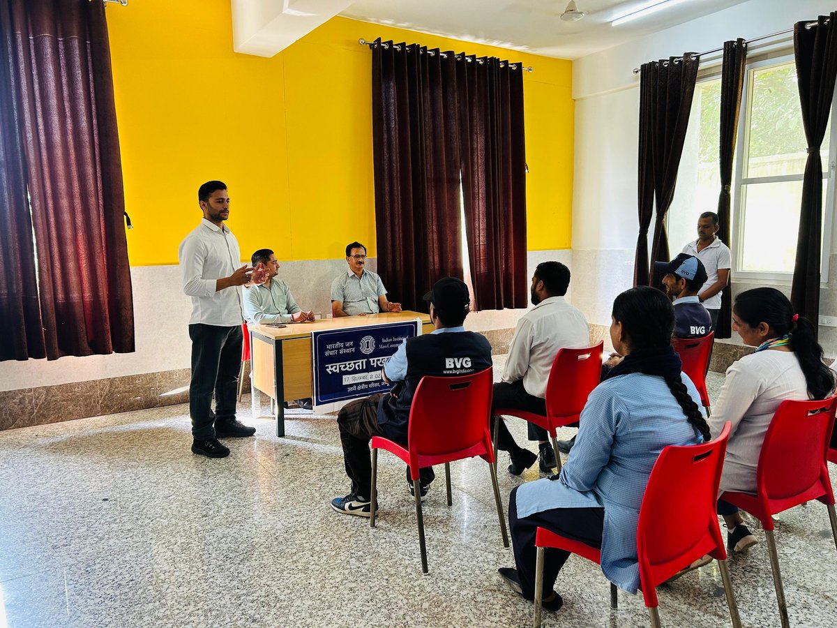 iimcjammu's tweet photo. भारतीय जन संचार संस्थान, जम्मू में सफाई मित्रों को सफाई से होने वाले फायदों से अवगत कराने के लिए शिविर लगाया गया. इस मौके पर साफ-सफाई से जुड़े तमाम कर्मचारी ने भाग लिया.
#SwachhataHiSeva2025 #iimc #iimcj #iimcjammu
@IIMC_India @MIB_India https://t.co/7atTeWsjd6