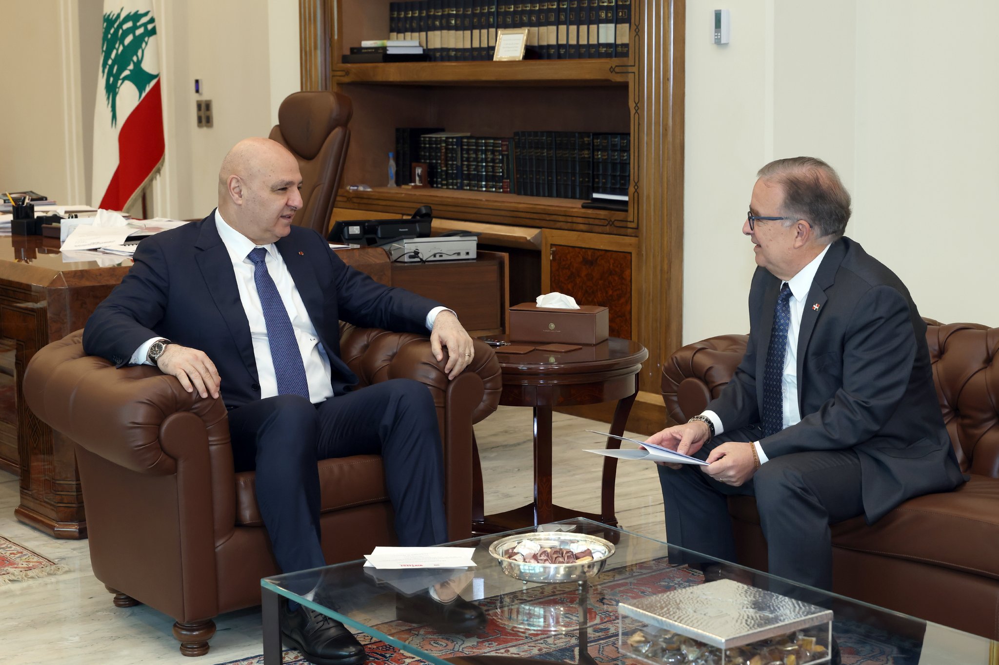 لقاء عون مع سفير جمهورية الدومينيكان (الرئاسة اللبنانية - إكس). 