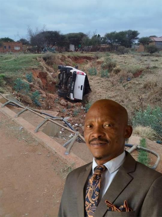 dailysunsa's tweet image. Mayor survived car accident after trying to avoid donkey, lost control of municipal Nissan Navara. Injured eye, teeth &amp;amp; body - 3 weeks off work 💔
Click here to read more 👇
snl24.com/dailysun/news/…
#CarAccident #SpeedyRecovery #AnimalCollision