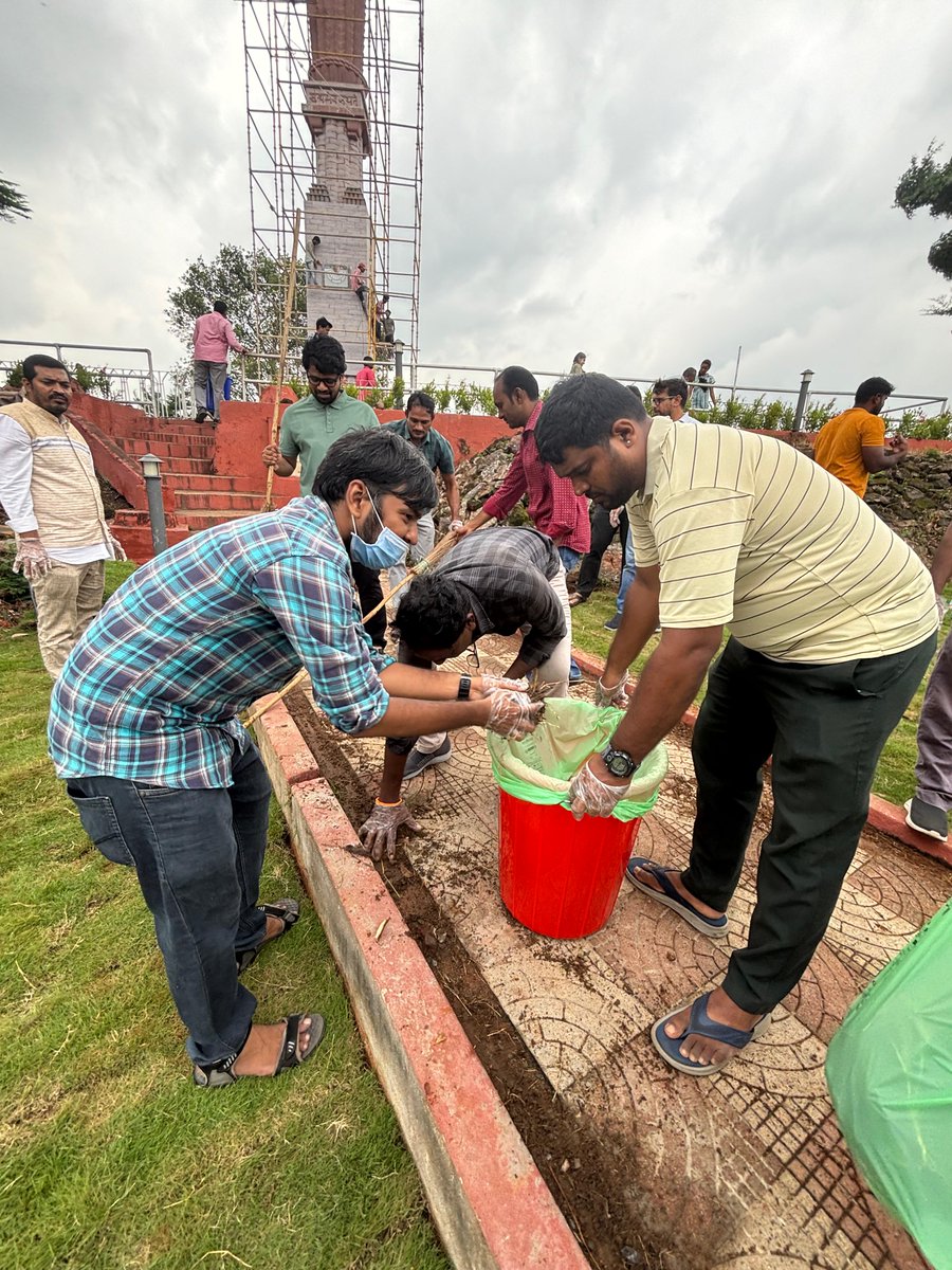 As part of #SwachhataHiSeva2025, the dedicated staff of FCI Divisional Office, Vijayawada actively participated in a cleanliness drive at Gandhi Hill, Vijayawada 
By cleaning this iconic public space, we pay tribute to Bapu’s dream of a clean India. #SHS2025 #Swachhotsav2025 #FCI