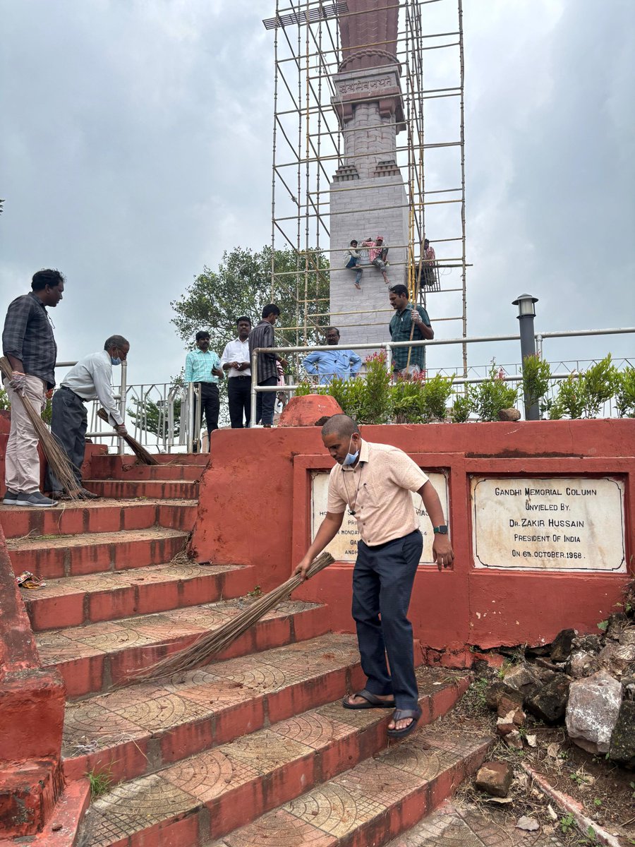 VijayapFdovja's tweet photo. As part of #SwachhataHiSeva2025, the dedicated staff of FCI Divisional Office, Vijayawada actively participated in a cleanliness drive at Gandhi Hill, Vijayawada 
By cleaning this iconic public space, we pay tribute to Bapu’s dream of a clean India. #SHS2025 #Swachhotsav2025 #FCI https://t.co/L8vByKlmzJ