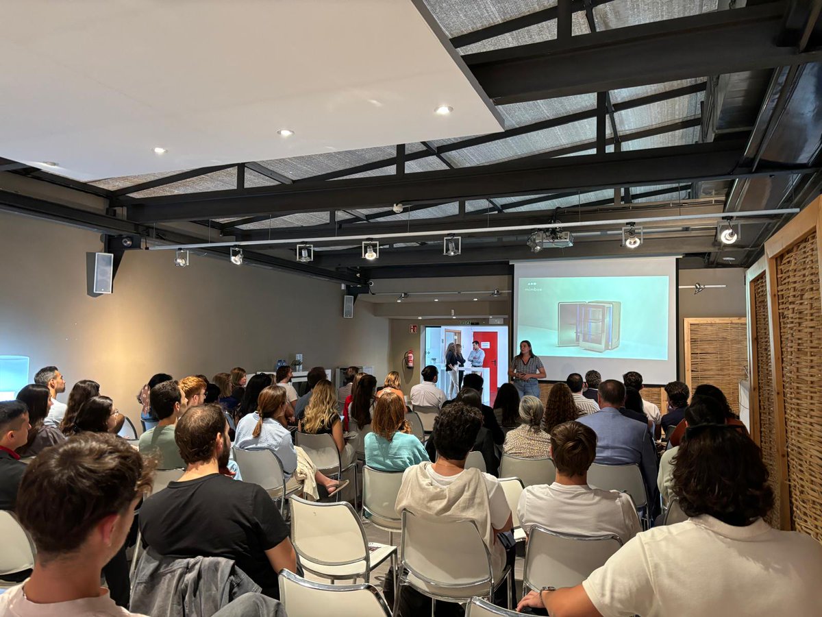 Foto de familia ed. 40 de #FuckupnightsVLC.

Speakers 🔝
➡️Indra González. CEO y founder Produzco
➡️Clara Haba. CEO y founder Your friends are boring
➡️Carlos Albors. CEO de Laiex, Famalso y LXBD
Comunidad🙌❤️
Fuckuppers: @catedraCe <a href="/kvirrueta/">Karina Virrueta</a> 

#fracasos #errores #aprendizajes