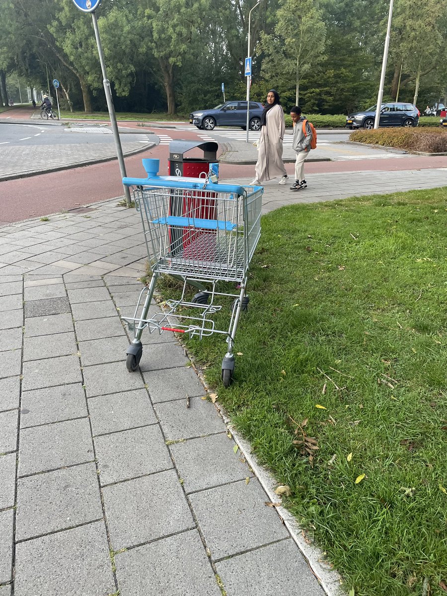 Een asociaal object vond het nodig om een karretje van <a href="/albertheijn/">Albert Heijn</a> achter te laten bij de rotonde Van der Hooplaan hoek Sportlaan in #Amstelveen 🤬🤬