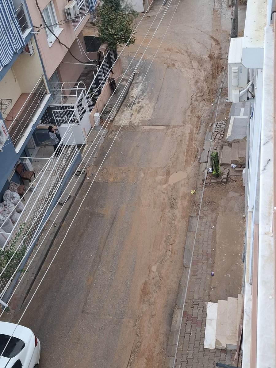 akbulutomer's tweet photo. 1270 sokak Naldöken Mahallesi Bornova Doğalgaz çalışmasından 2 aydır bu şekilde yağışlardan sonra sokaklarda dev çukur oluştu acil düzeltme asfalt istiyoruz sayın yetkililer.
@izmirhim @bornovabld @izmirdogalgaz @omereskichp https://t.co/abq9EmZfOA