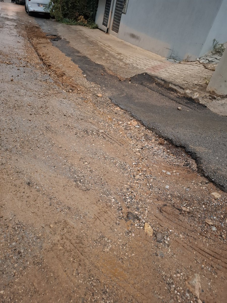 akbulutomer's tweet photo. 1270 sokak Naldöken Mahallesi Bornova Doğalgaz çalışmasından 2 aydır bu şekilde yağışlardan sonra sokaklarda dev çukur oluştu acil düzeltme asfalt istiyoruz sayın yetkililer.
@izmirhim @bornovabld @izmirdogalgaz @omereskichp https://t.co/abq9EmZfOA