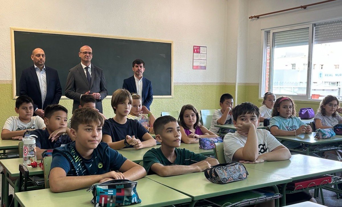 CeipNicolasP's tweet photo. Hace hoy una semana inauguramos nuestra nueva aula sensorial dentro del programa #Incluyo, junto al Consejero de Educación, @VictorMarinNav y al D.G de Atención a la Diversidad, @pmondejar1.
Un día de ilusión, inclusión y aprendizaje.
#AulaSensorial #RegióndeMurcia #educación https://t.co/vhgJDqob5O