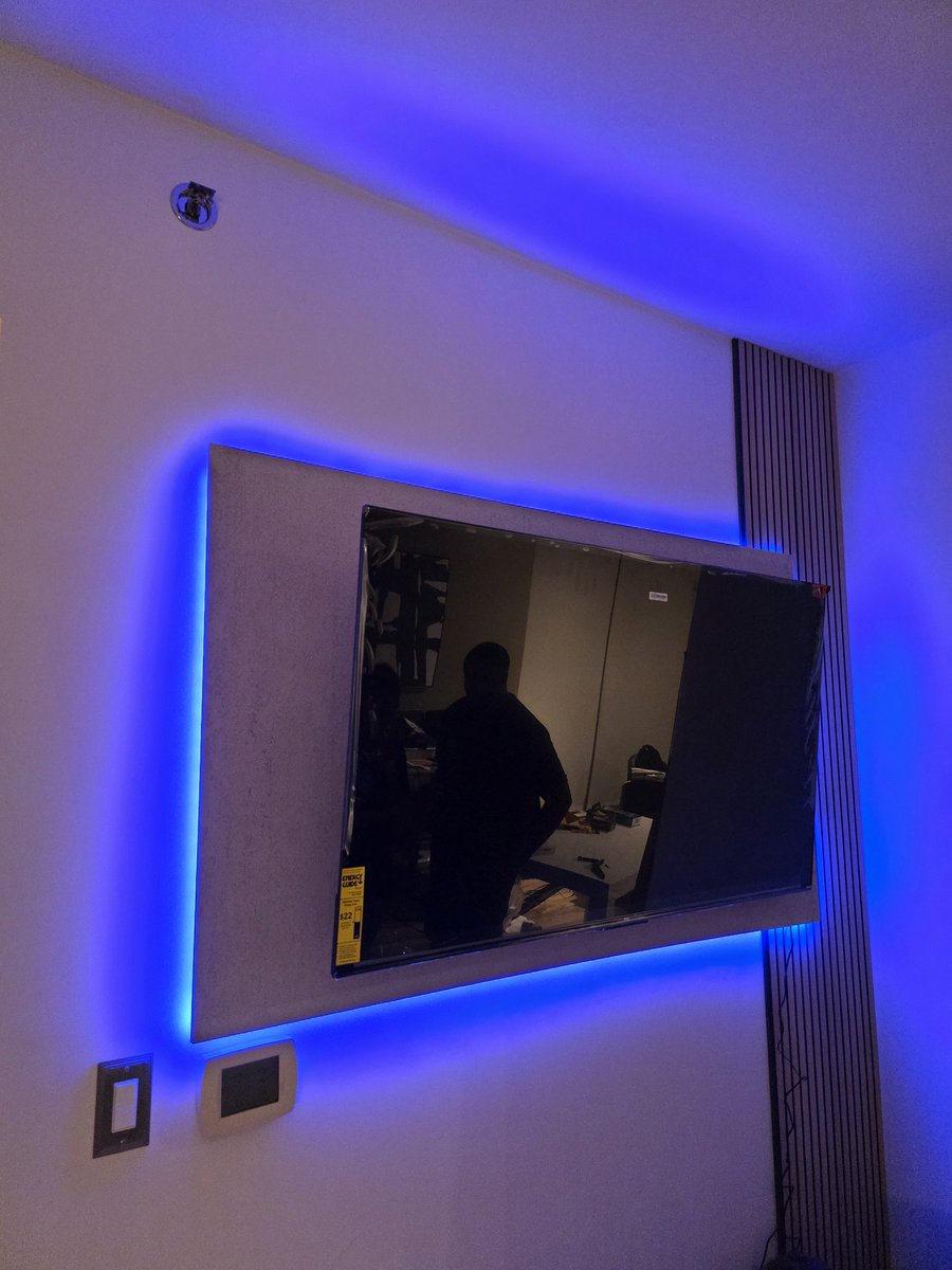 Я не знаю нахуя они купили 10 панелей на стену и попросили прибить только 2, но идея с куском гипсокартона и дешёвой LED-лентой мне зашла, времени час ушёл, стоит копейки, выглядит вот так