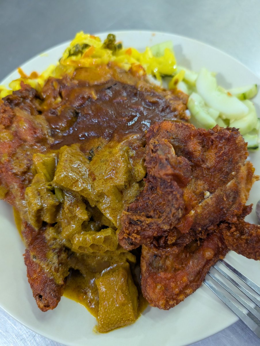 BlueHeartsUWS's tweet photo. #LineClear is the name of this #NasiKandar that's been open since 1930.
Lamb tripe curry!! So good 😭😭 https://t.co/JwT9t3ab0q