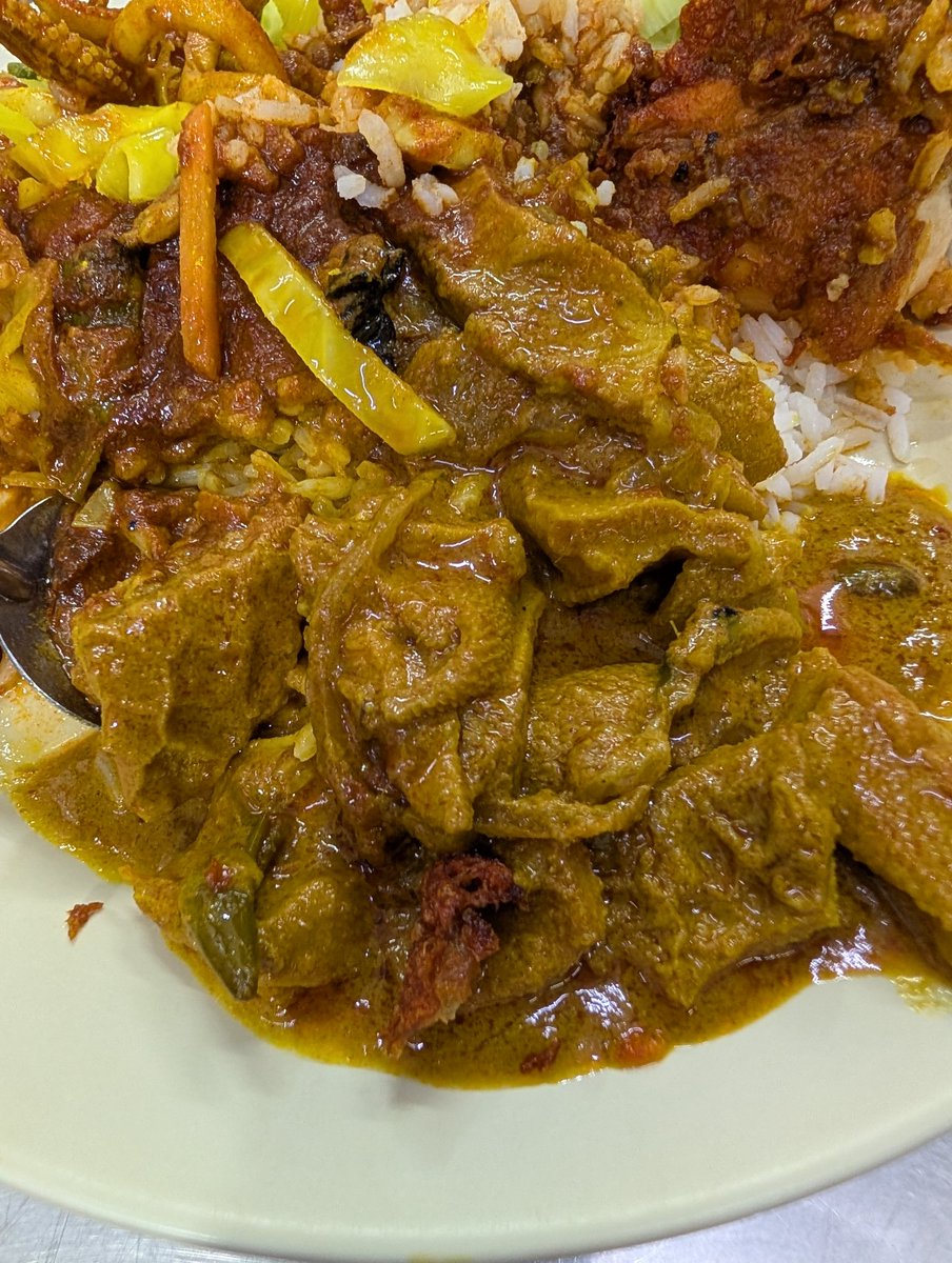 BlueHeartsUWS's tweet photo. #LineClear is the name of this #NasiKandar that's been open since 1930.
Lamb tripe curry!! So good 😭😭 https://t.co/JwT9t3ab0q