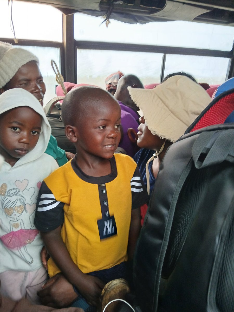 Los transportes locales en África continúan siendo complicados. La gente amontonada: niños y mayores soportando estoicos la aglomeración.