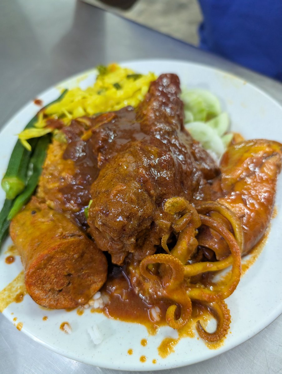 BlueHeartsUWS's tweet photo. #LineClear is the name of this #NasiKandar that's been open since 1930.
Fish eggs cooked in curry sauce
#Tarako
#たらこカレー https://t.co/VadMfoLlEw