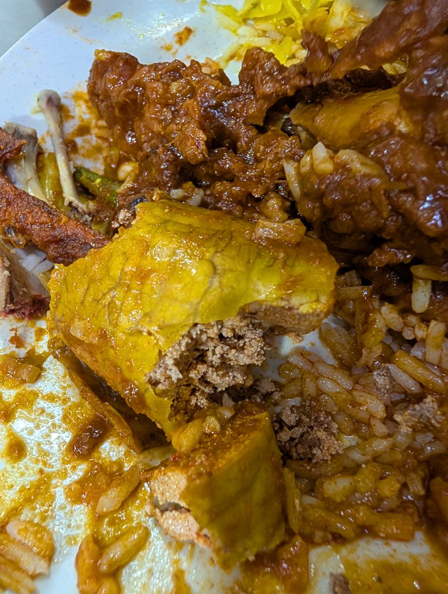 BlueHeartsUWS's tweet photo. #LineClear is the name of this #NasiKandar that's been open since 1930.
Fish eggs cooked in curry sauce
#Tarako
#たらこカレー https://t.co/VadMfoLlEw