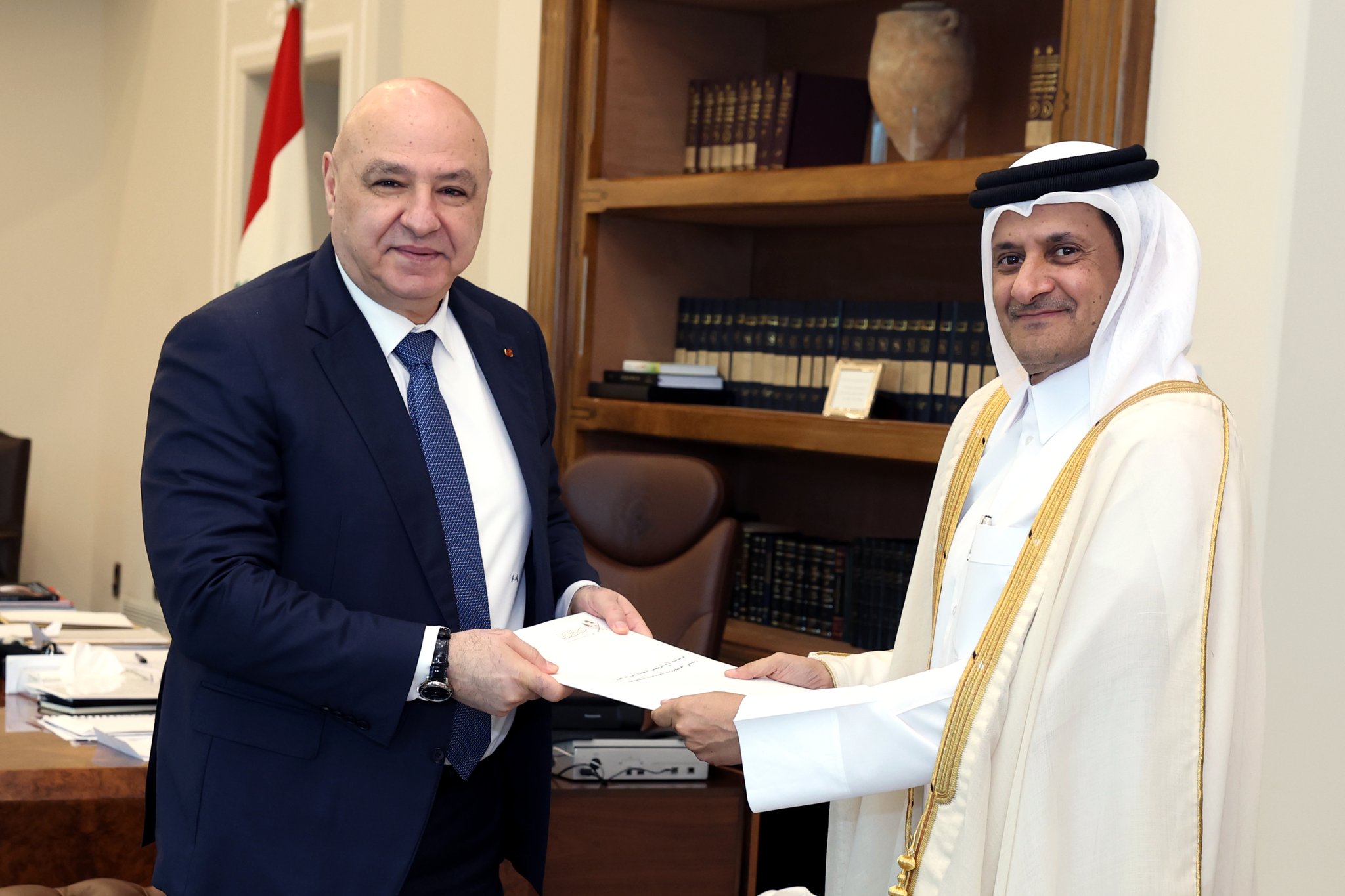  عون تسلم من السفير القطري في لبنان رسالة من أمير دولة قطر (الرئاسة اللبنانية - إكس). 