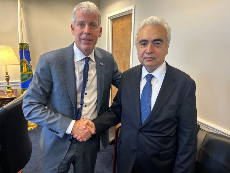 Dr. Fatih Birol ile ABD Enerji Bakanı Chris Wright arasında gerçekleştirilen görüşmede; petrol,LNG, kritik mineral tedarik güvenliği, nükleer enerjinin rolü, enerji–yapay zekâ ilişkisi ile Afrika başta olmak üzere temiz pişirme imkânlarına erişimin artırılması konuları ele alındı