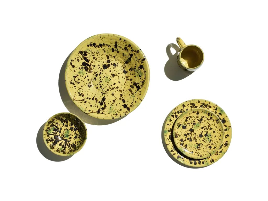 자라 50주년 기념으로 50명의 크리에이터와 콜라보한 컬렉션이 10월에 나오는데 정말 꽤나 흥미로움. 안나수이의 드레스, 린다 에반젤리스타의 로브, 루도빅 드 생 세르넹의 의자, 스털링 루비의 테이블 웨어.