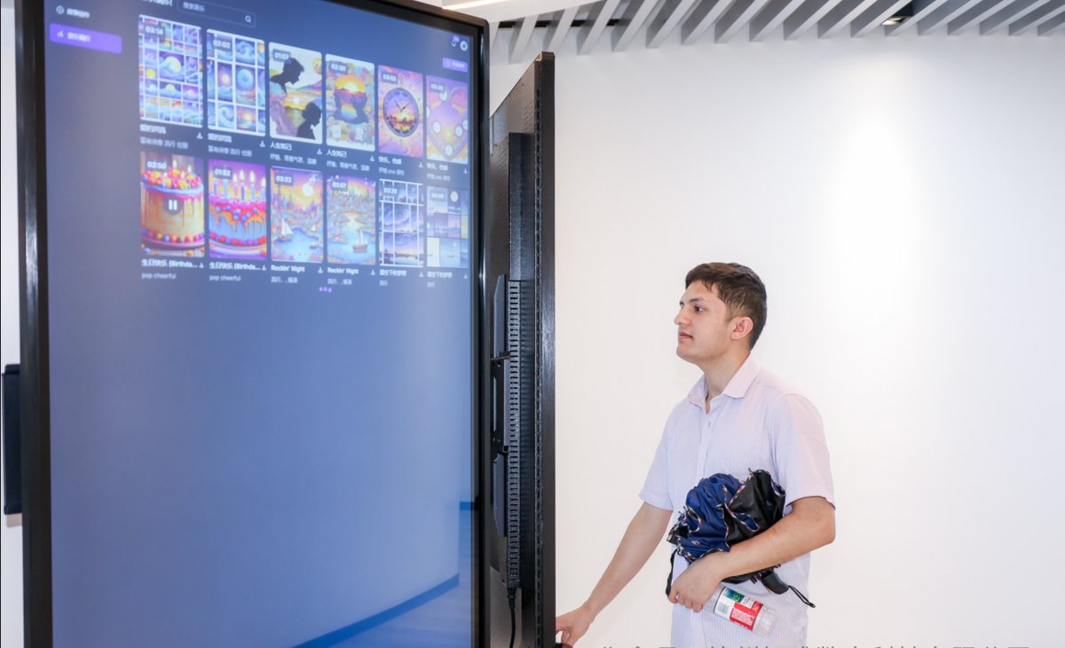 fuyangfeel's tweet image. Beyond filters, beyond avatars—this is a culturally aware #virtualhuman! 👤✨ Made by Xuanye Digital Technology in #Fuyang, blending AI with local identity. 👀Spot them at #4thGDTE in #Hangzhou! How should digital humans be used? #GDTE #GDTEHangzhou