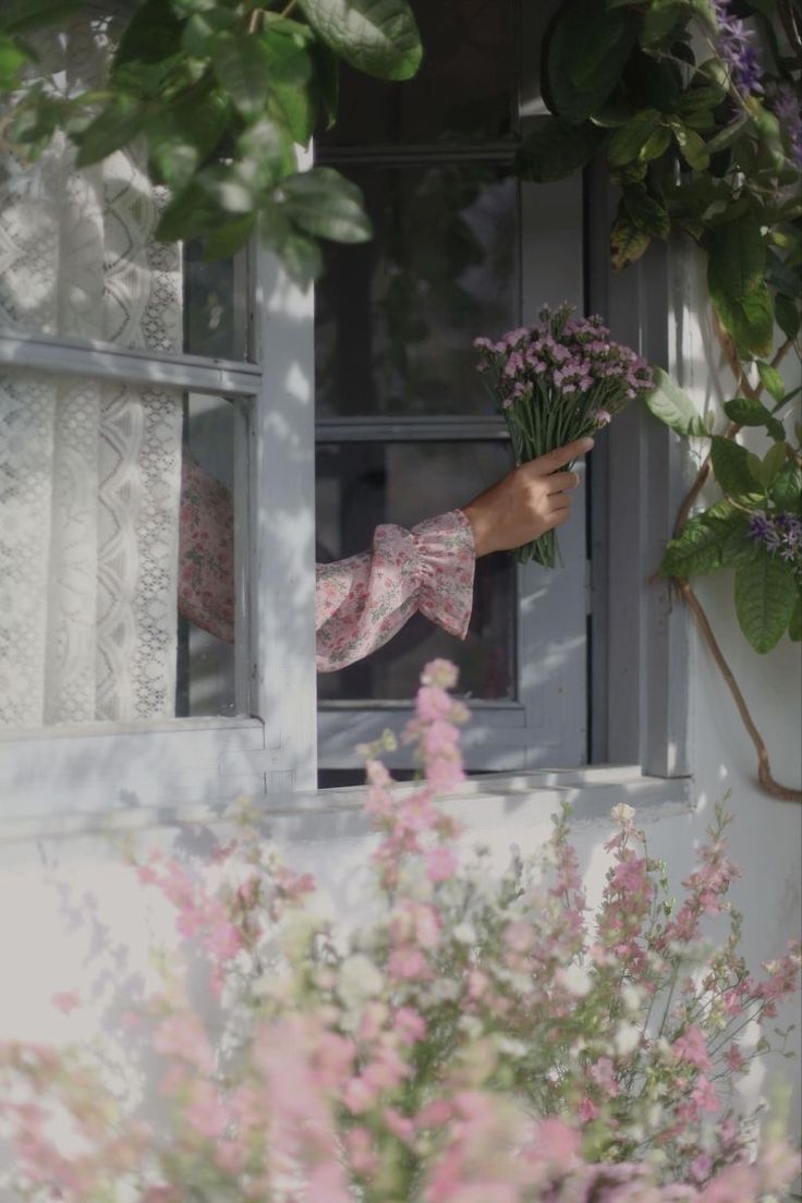 "Herkese bir pencere lazım, önünde oturup her şeyi unutabileceği .."

صباح الخير '💌