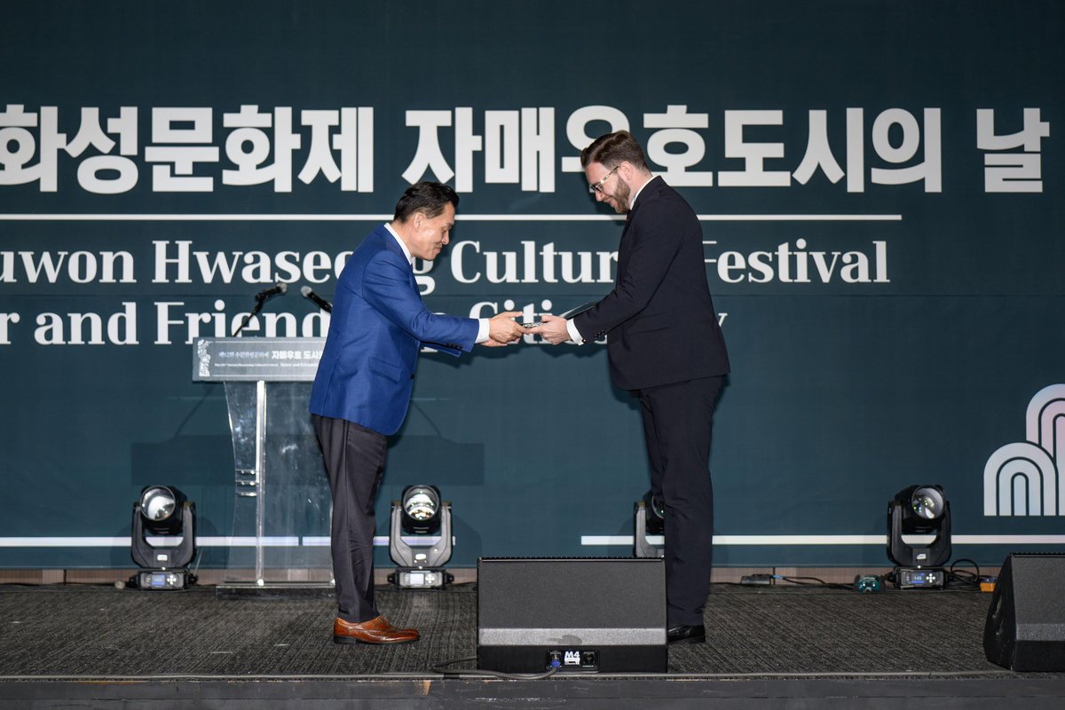 DipcorpsKorea's tweet photo. 🌐🤝 The CDC joined the Hwaseong Cultural Festival 2025 in Suwon Special City 🏯✨. At the initiative of Ambassador of Serbia &amp; Secretary of the CDC, colleagues celebrated Suwon’s cultural heritage and global ties. 🏆 A plaque was presented to Mayor Lee Jae-joon. https://t.co/LCQ3Ta5seT