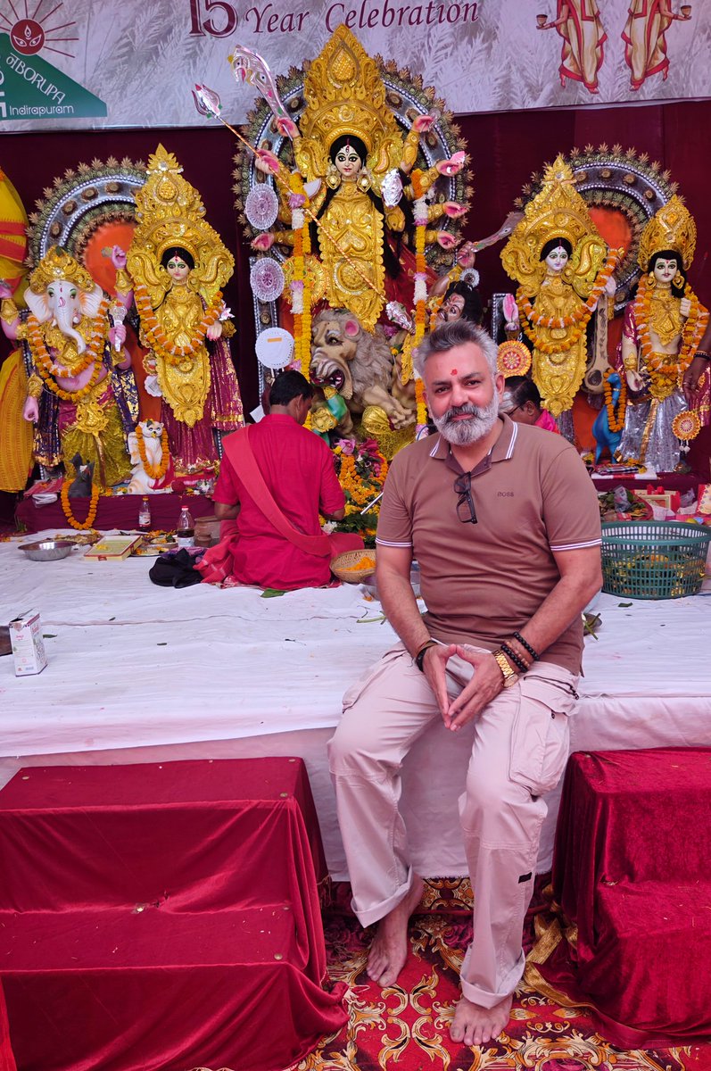 VillageAmrapali's tweet photo. शारदीय नवरात्रि के पावन अवसर पर आम्रपाली विलेज़ 
 स्थित दुर्गा पूजा पंडाल में माताजी के दर्शन कर आशीर्वाद प्राप्त किया।

इस पवित्र मौके पर विधिवत पूजा-अर्चना कर माताजी से समस्त #Avians के सुख-समृद्धि, खुशहाली एवं प्रगति की कामना की।

#Navratri2025 #DurgaPuja2025 https://t.co/G52Z0qUHhT