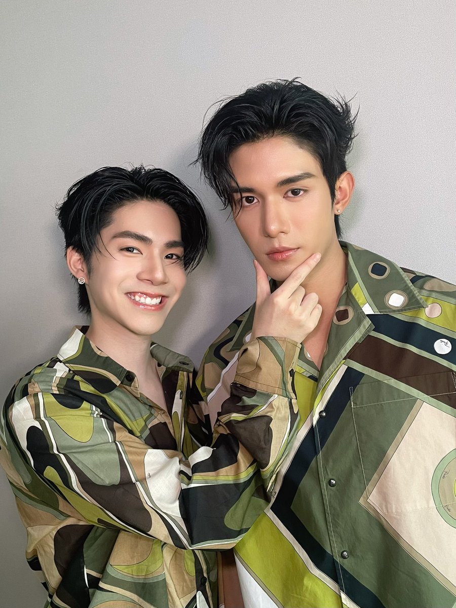 faipunys's tweet photo. สีเขียวเค้าว่าเหนี่ยวทรัพย์ แล้วเหนี่ยวความน่ารักด้วยอ่ะเป่าาา..
#PucciPassePartoutxNetJJ https://t.co/xzkQur5yLT