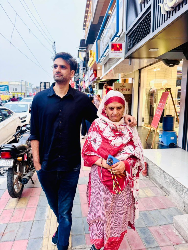 arshad_noomani's tweet photo. Aaj agar aapke piyaare aapke paas hain toh unhen galey se lgaa len. Yaad rakhen, Yaado ko galey nahin lgaaya jaa sakta! https://t.co/nAwRtXd3VV
