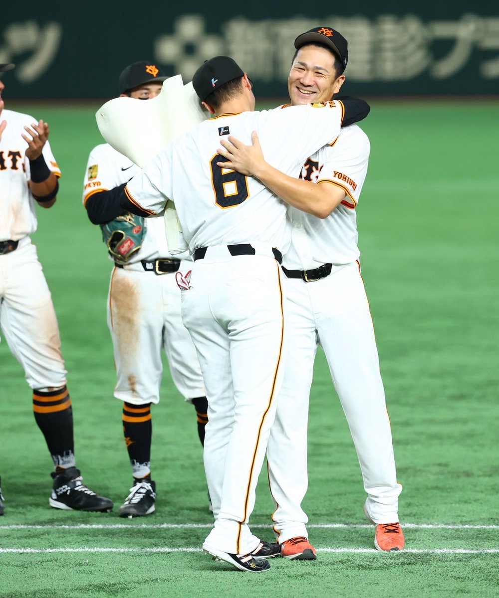 Fullcountc2's tweet image. #巨人 #田中将大 投手が日米通算200勝を達成‼️

試合後には坂本勇人内野手とハグ🫂

Photo by Yuki Kajiya

#giants