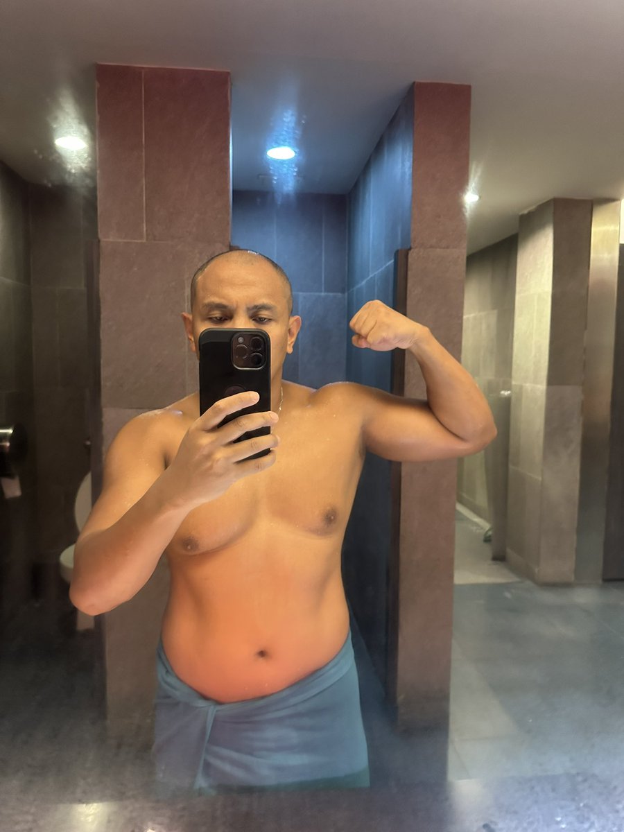 jayrosos's tweet photo. Pahabol sa #biceptember ! 💪🏾😅 (kahit walang masyadong biceps haha)

Still, I can say na finally showing some results kahit na pakonti konti. Push paaaa! #Fitness #gymmotivation https://t.co/C7sw4c6uul