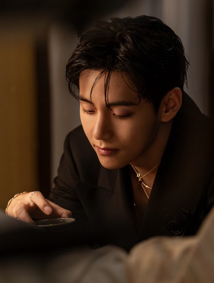 spinorbinmusic's tweet image. ☕💜 Kim Taehyung looks truly mesmerizing in his new photo for Compose Coffee — effortlessly capturing hearts with his flawless visuals! ✨🔥

#KimTaehyung #BTSV #ComposeCoffee #VisualKing