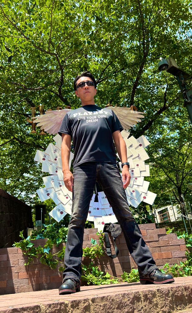 空飛ぶ羽と引き換えに
繋ぎ合う手を選んだ僕ら

それでも空に魅せられて
夢を重ねるのは罪か