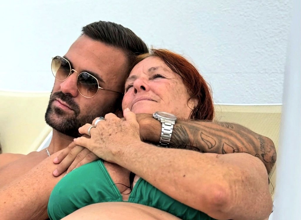MMASINLIMITES's tweet photo. "Madre, mientras yo esté aquí, a ti no te faltará nada".

📸 Hecher Sosa en IG. https://t.co/k5WHs536xH