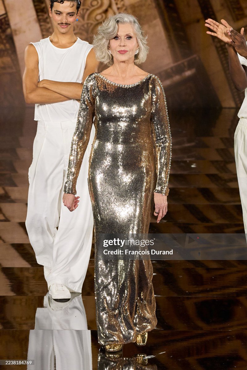 Jane Fonda walks the runway during the Le Dfil. Libert, Egalit,  Sororit "You're Worth It" L'Oral Paris Womenswear Spring/Summer 2026 show