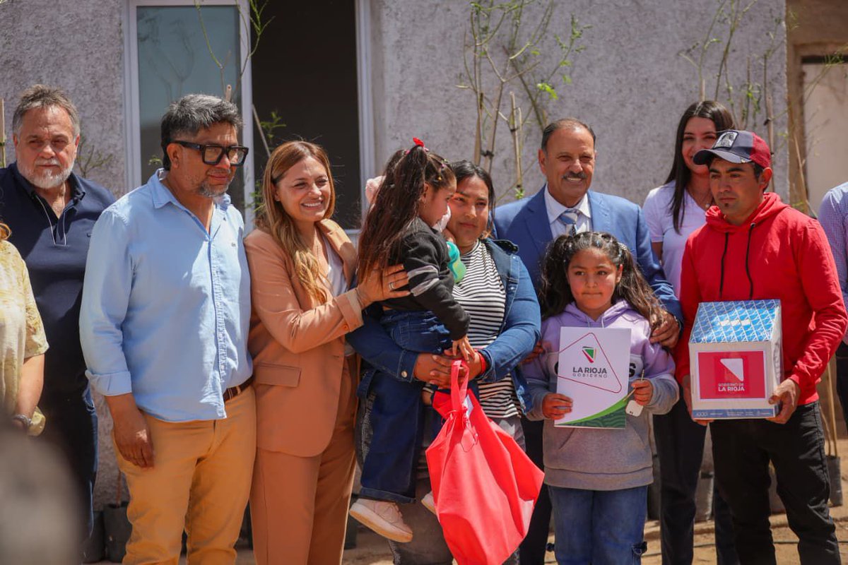 ✨ “El camino correcto es junto a nuestra gente”
La vicegobernadora Tere Madera acompañó al gobernador Ricardo Quintela y al intendente Claudio Akiki en el 161° Aniversario del Departamento Independencia.

🔗 contactorioja.com.ar/articulo/tere-…
