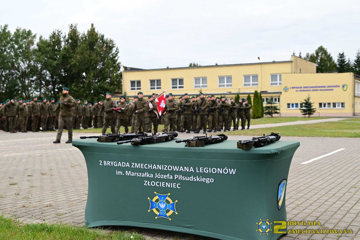Wczoraj przekroczyli bramy koszar, a dzisiaj otrzymali broń. To symboliczne i niezwykle ważne wydarzenie w wojskowej karierze ochotników. Teraz będą kontynuować swoje wymagające szkolenie.
Trzymajcie się dzielnie! <a href="/DGeneralneRSZ/">Dowództwo Generalne</a> <a href="/SztabGenWP/">Sztab Generalny WP</a> <a href="/MON_GOV_PL/">Ministerstwo Obrony Narodowej 🇵🇱</a>