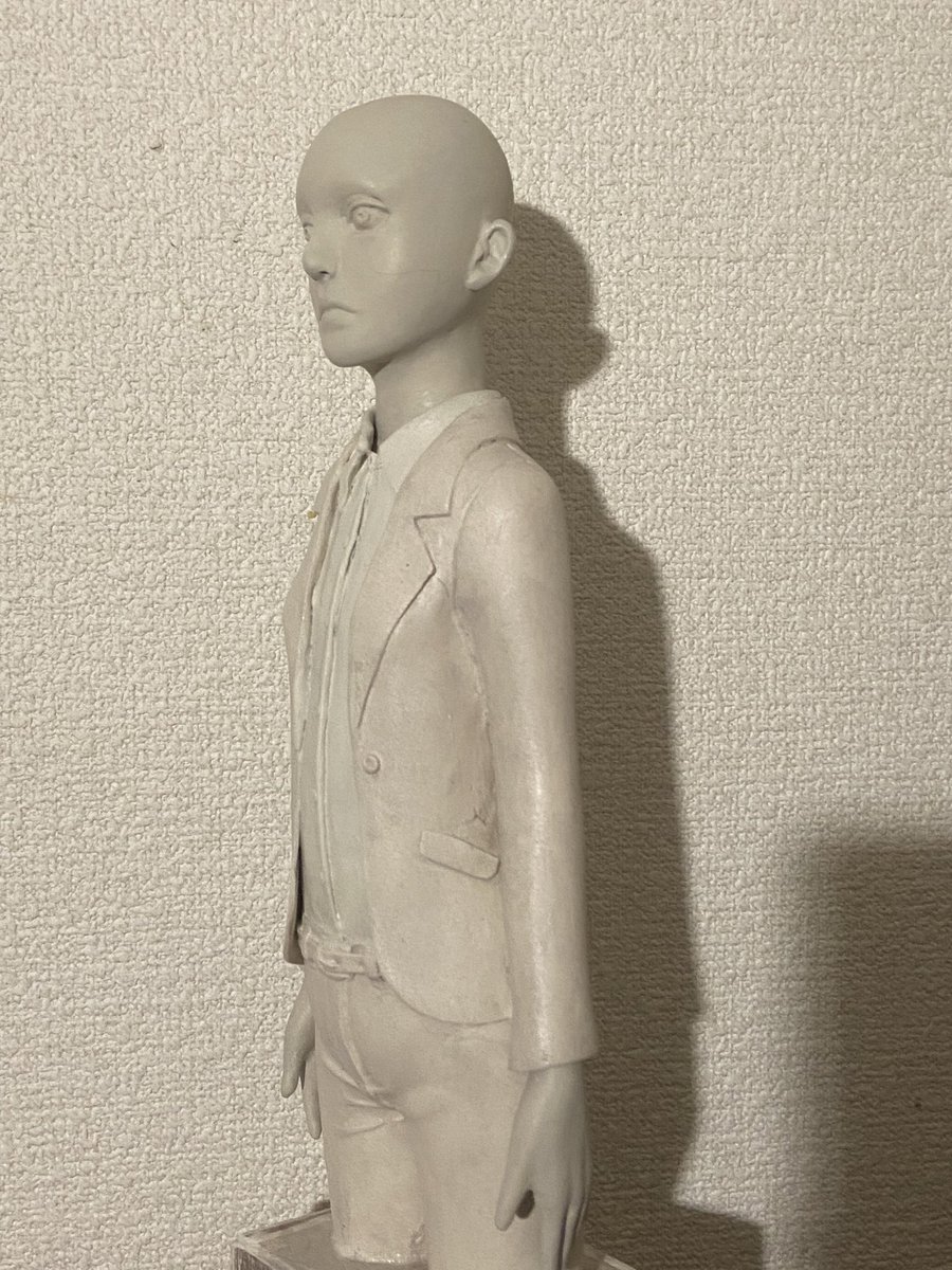 スーツ作りは上手く行きました🍄 ファンドは扱いずらいけど薄くても耐えられる強固さと細かい造形に適してますね。今日から着彩開始！ 全体的に色見を抑えた白っぽい人形にするつもりです🐈‍⬛🐈‍⬛