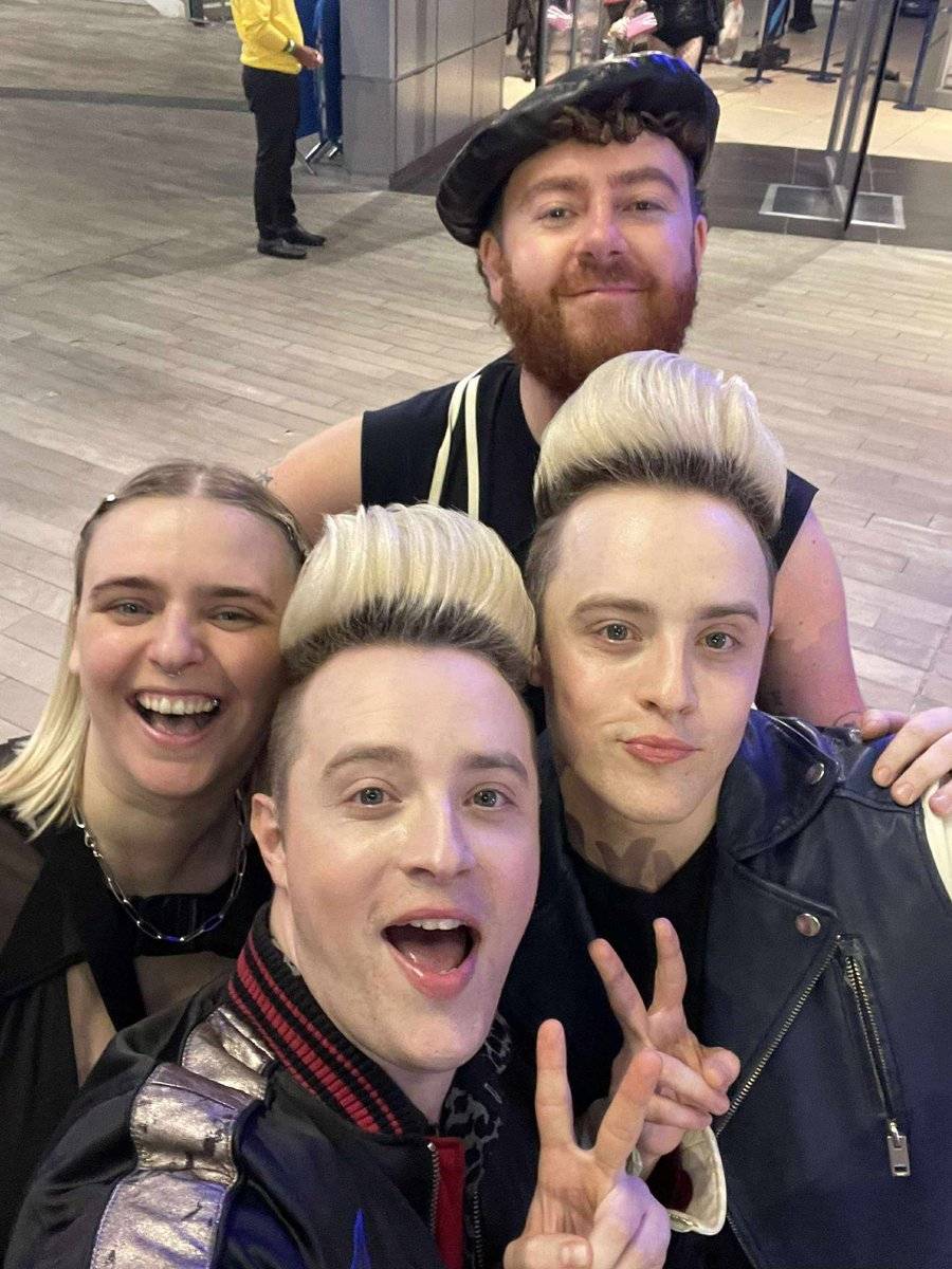 jackharank's tweet photo. trying to decide the highlight of last night as getting dance in the dark as the encore song OR meeting @planetjedward https://t.co/5CPByWX4OJ