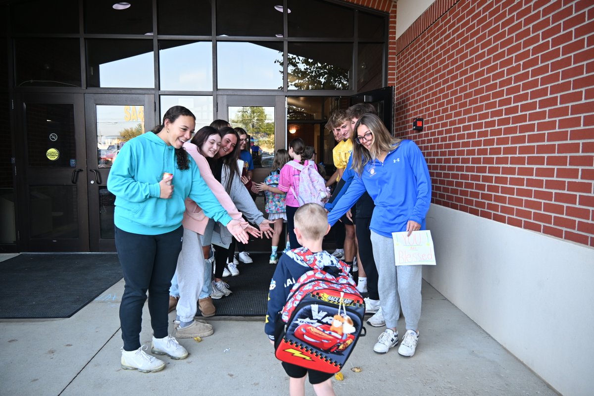 SchoolsOntario's tweet image. 👋 Our Drug Free Seniors brought smiles and encouragement to Stingel as they welcomed students during #HelloWeek. This initiative, sponsored by Sandy Hook Promise, promotes kindness, inclusion, and building connections to prevent isolation and bullying. 💙 💛  #TheWarriorWay