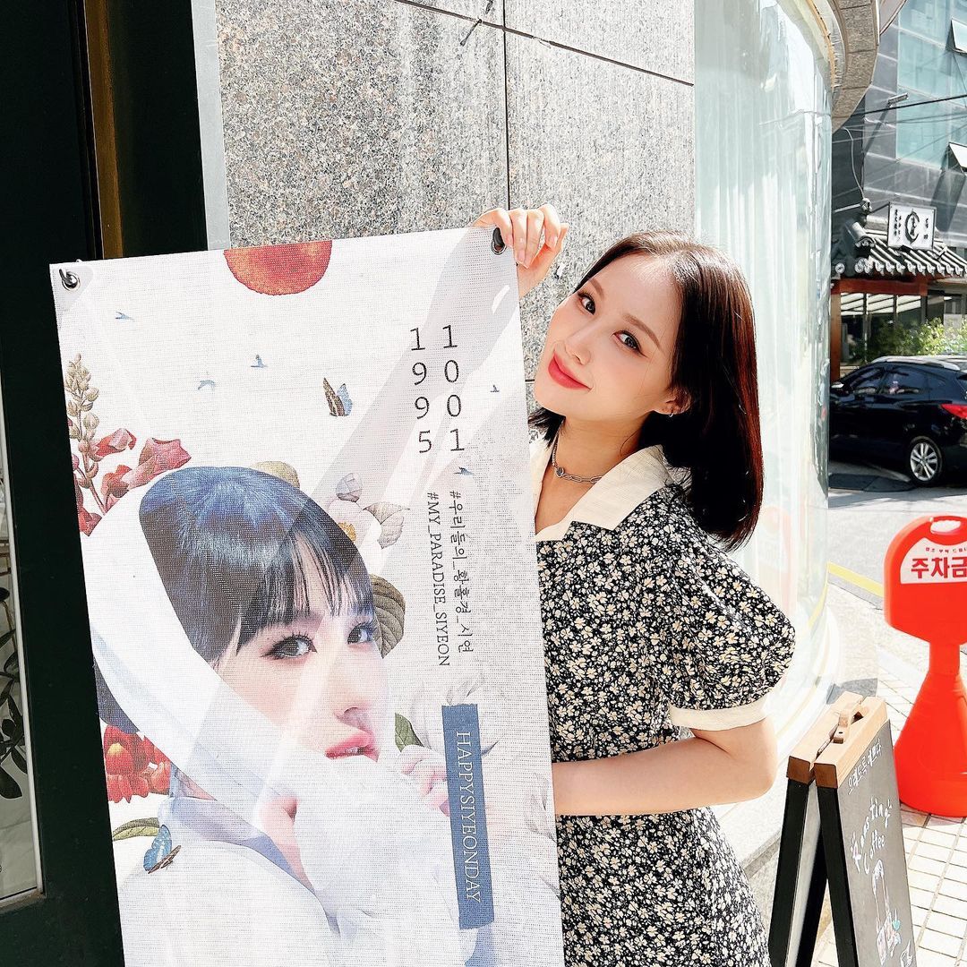 deukaethrowback's tweet photo. october 1st, 2022 ㅡ siyeon visiting insomnia's cafe event and birthday gift 

#Dreamcatcher #드림캐쳐 https://t.co/fw9H1REXSX