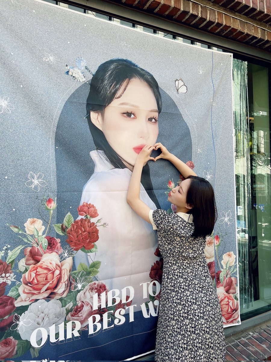 deukaethrowback's tweet photo. october 1st, 2022 ㅡ siyeon visiting insomnia's cafe event and birthday gift 

#Dreamcatcher #드림캐쳐 https://t.co/fw9H1REXSX
