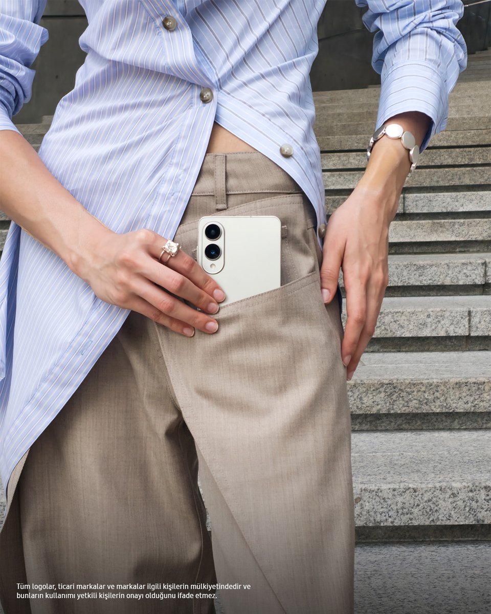 SamsungTurkiye's tweet image. #GalaxyS25 Edge modayla buluşuyor ✨ 
Tam da olması gerektiği gibi. #GalaxyAI #SEOULFASHIONWEEK #26SS #ANDERSSONBELL

Daha fazla bilgi için: samsung.com