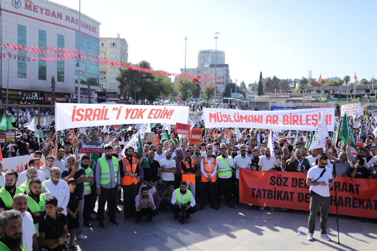HizbutTahrirTR's tweet photo. Gasıp Yahudi varlığının işgal ve katliamlarına karşı mücahitlerin başlattığı Aksa Tufanı Harekâtı’nın ikinci yıl dönümü münasebetiyle “İktidara Ortak Çağrı” başlığı altında yürüyüş ve basın açıklamaları gerçekleştirildi.

“2 Yıl Geçti Söz Değil İcraat Bekliyoruz” Şanlıurfa https://t.co/hwiarvtBxj