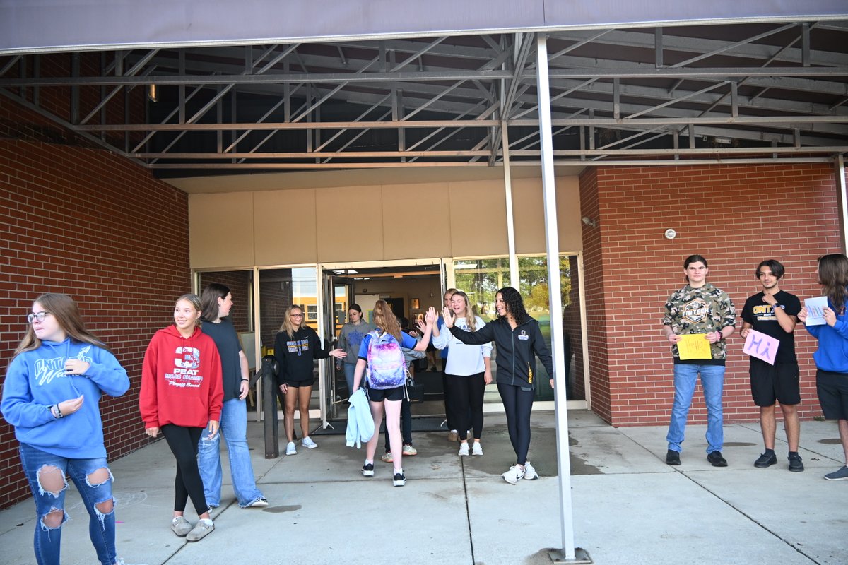 SchoolsOntario's tweet image. 👋 Our Drug Free Seniors brought smiles and encouragement to Stingel as they welcomed students during #HelloWeek. This initiative, sponsored by Sandy Hook Promise, promotes kindness, inclusion, and building connections to prevent isolation and bullying. 💙 💛  #TheWarriorWay