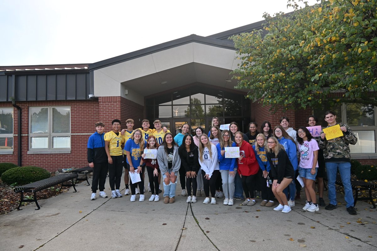 SchoolsOntario's tweet image. 👋 Our Drug Free Seniors brought smiles and encouragement to Stingel as they welcomed students during #HelloWeek. This initiative, sponsored by Sandy Hook Promise, promotes kindness, inclusion, and building connections to prevent isolation and bullying. 💙 💛  #TheWarriorWay