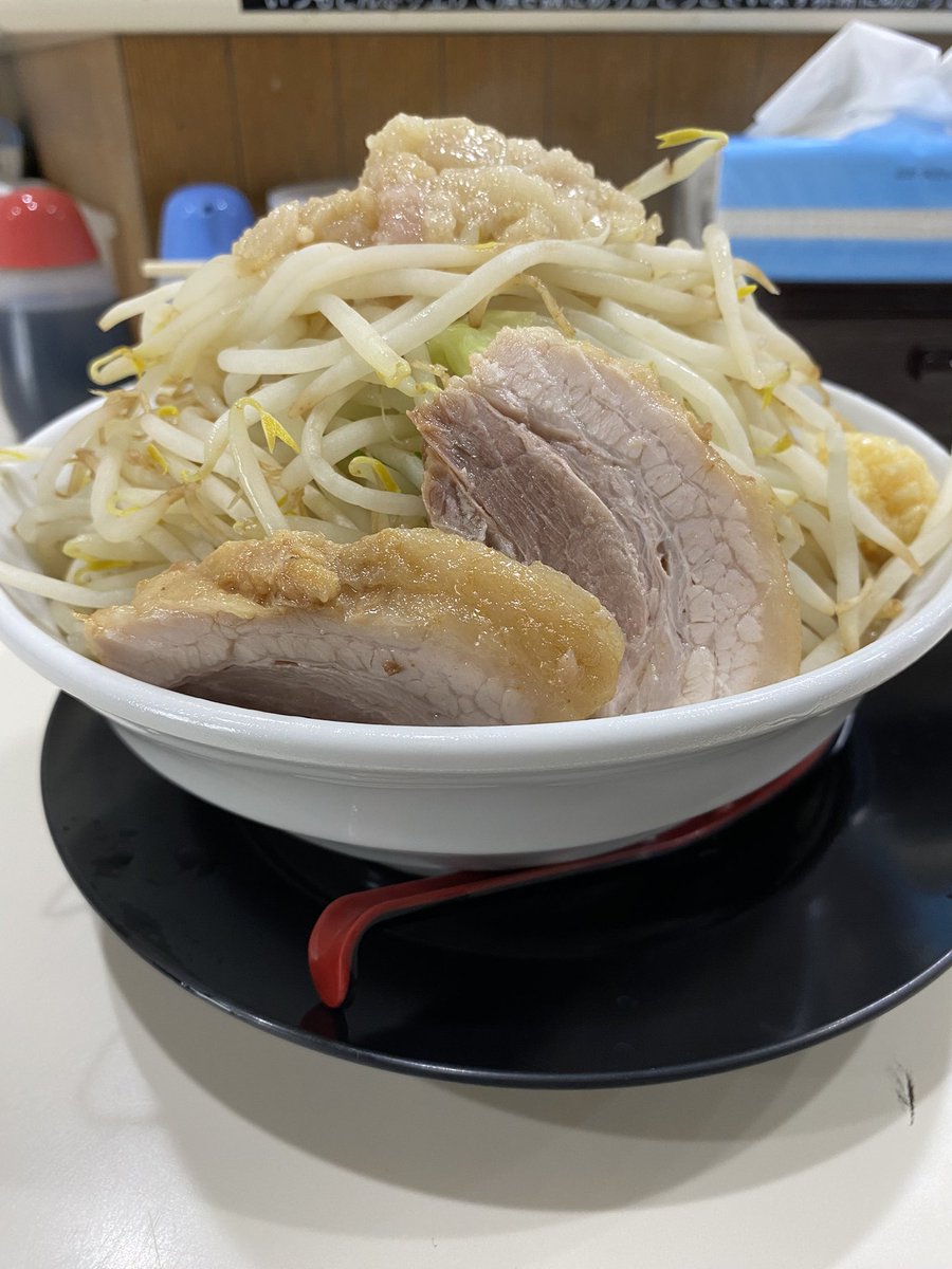 Torabus83's tweet photo. ラーメンブタMEN  上大岡

大ラーメン（麺360g）

ニンニクマシ・ヤサイマシ・アブラ

マシ🍜　5ヶ月振りのG系ラーメン https://t.co/6rw7fu2b41