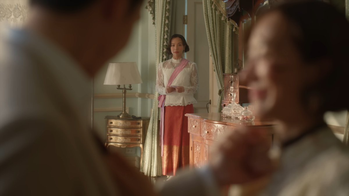 mintydaisyy's tweet photo. ชอบอะ MV #เลือกฉันก่อนเธอ นำเสนอในมุมของผู้หญิงสองคนที่รอที่จะถูกเลือก

ความเจ็บปวดของเมียหลวงที่ผัวมีเมียรอง ต่อให้ตัวเองเป็นเมียหลวงแต่ความรู้สึกมันชัดเจนว่าผัวรักเมียรองมากกว่า —เลือกที่จะรักฉันก่อนเธอคนนั้นได้ไหม

เมียรองก็ต่อให้ถูกรักยังไง แต่ถ้าผู้ชายต้องเลือกยังไงเขาก็เลือกที่เมียหลวงที่เป็นหน้าเป็นตามากกว่า ตัวเองเป็นแค่เมียรองที่อยู่ในบ้าน ต้องนั่งอยู่ข้างหลัง ต้องเดินตามหลัง ต่างคนที่รอที่จะถูกเลือก