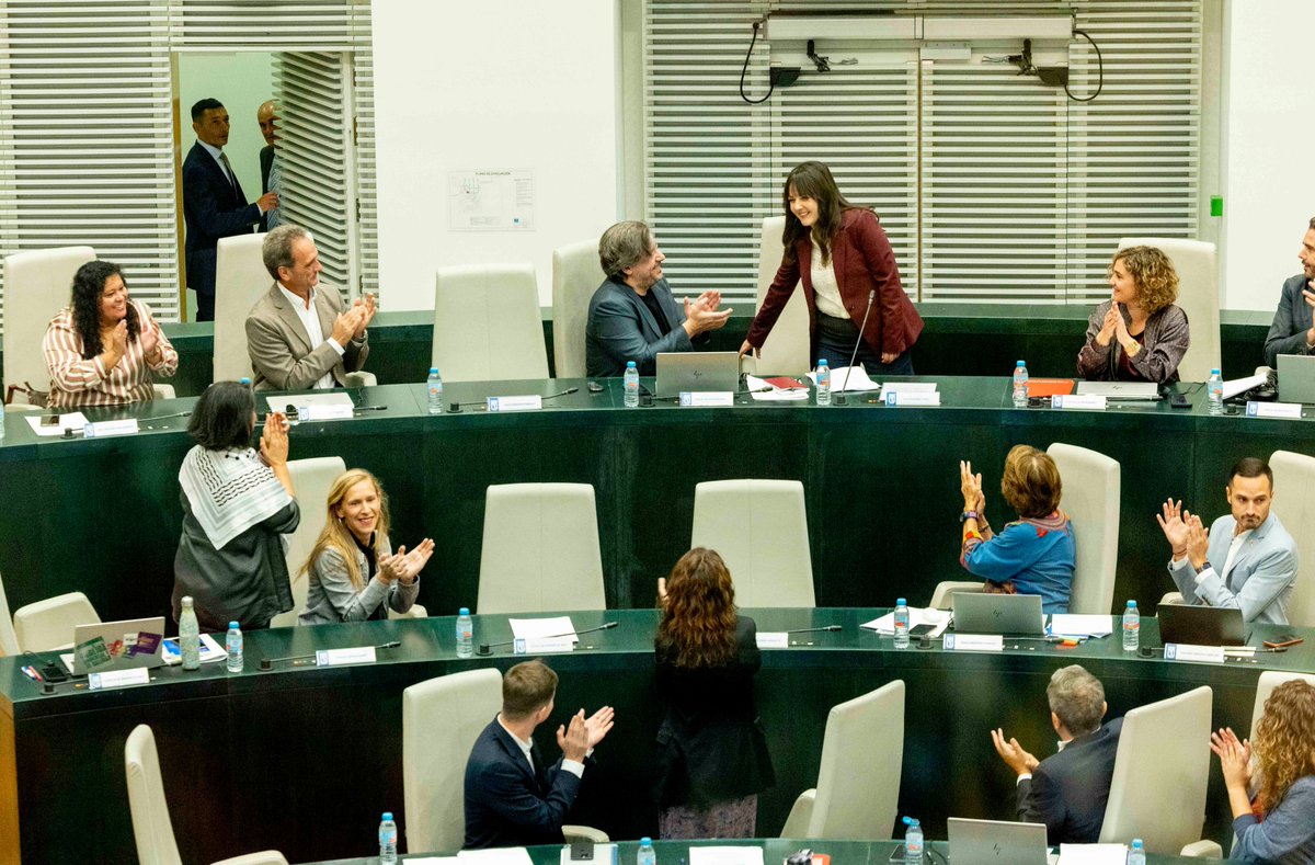 Vallecas puede estar orgullosa de su nueva concejala. Qué alegría compartir bancada contigo. Vamos a seguir luchando por unos barrios dignos juntas siempre. ¡Bienvenida <a href="/OlgaMartinezVK/">Olga Martinez</a>! ❤️