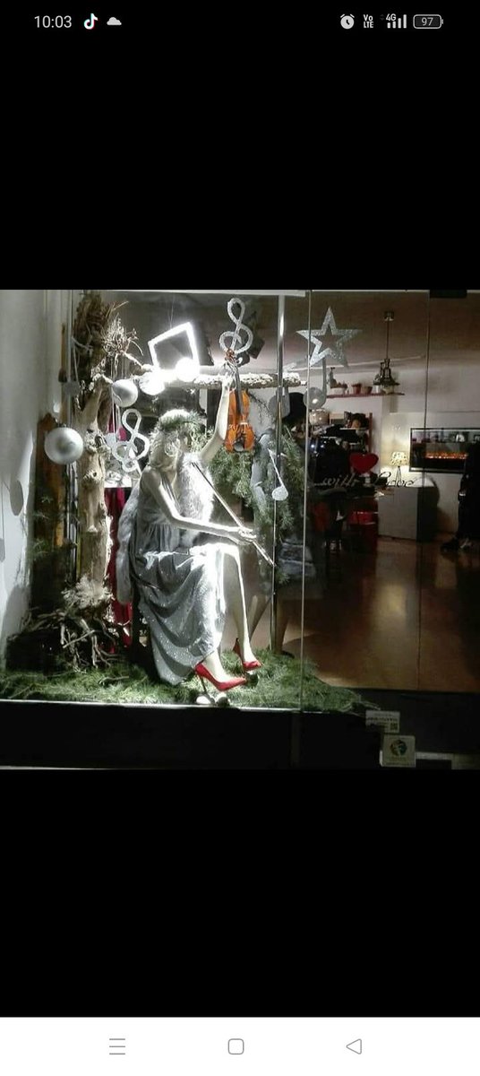 claudiaionela2's tweet image. ...with Love ❤️ tra il cielo e la terra.... la musica scende per incanto 🎻🎼🎤🎻🎼🎤🎻 attendendo per festeggiare insieme un Felice e Strepitoso Natale &apos;18 #musicanellanima youtu.be/QmvwWxzg3lc #creativity  #visualmerchandiser