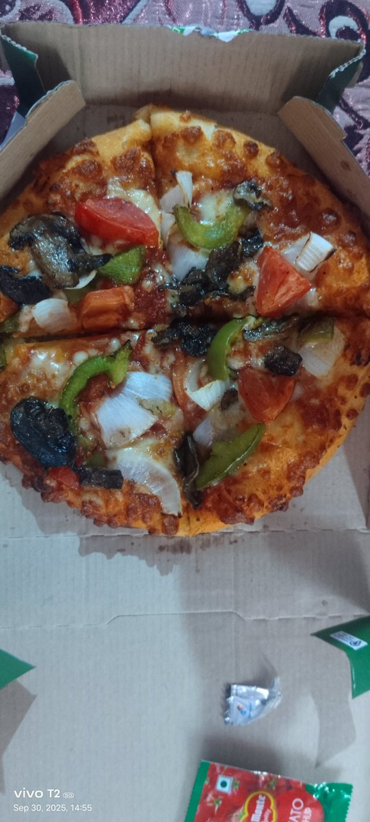 Amitmal20809095's tweet photo. @dominos_india 
is this the quality served by you expiry food  customer has goot food poisoned filing a suit  chk the details below https://t.co/S1k0bqUwL6