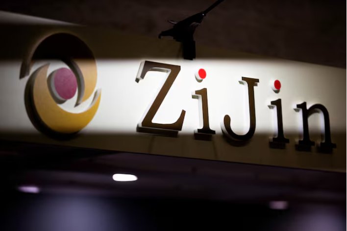 中國 紫金礦業旗下紫金金業（Zijin Gold）今日於港交所上市首日股價暴升漲幅超 69%，為 2025 年全球最大 IPO，令市場信心回升。
同日，香港金融管理局發佈最新資料，截至 8 月底，外匯資產減少 361 億港元，香港幣資產則上升 37 億港元，貨幣基礎減少約 1.4%。
🎯 #香港 #IPO #紫金金業 #HKIPO #金融