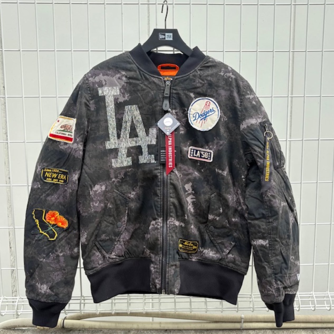 NEWERA×ALFHA INDASTREISコラボ 即完売品 ！MA-1 Newera X MLB X ALPHA コラボ INDUSTRIES MA-1 ジャケット NY&LA