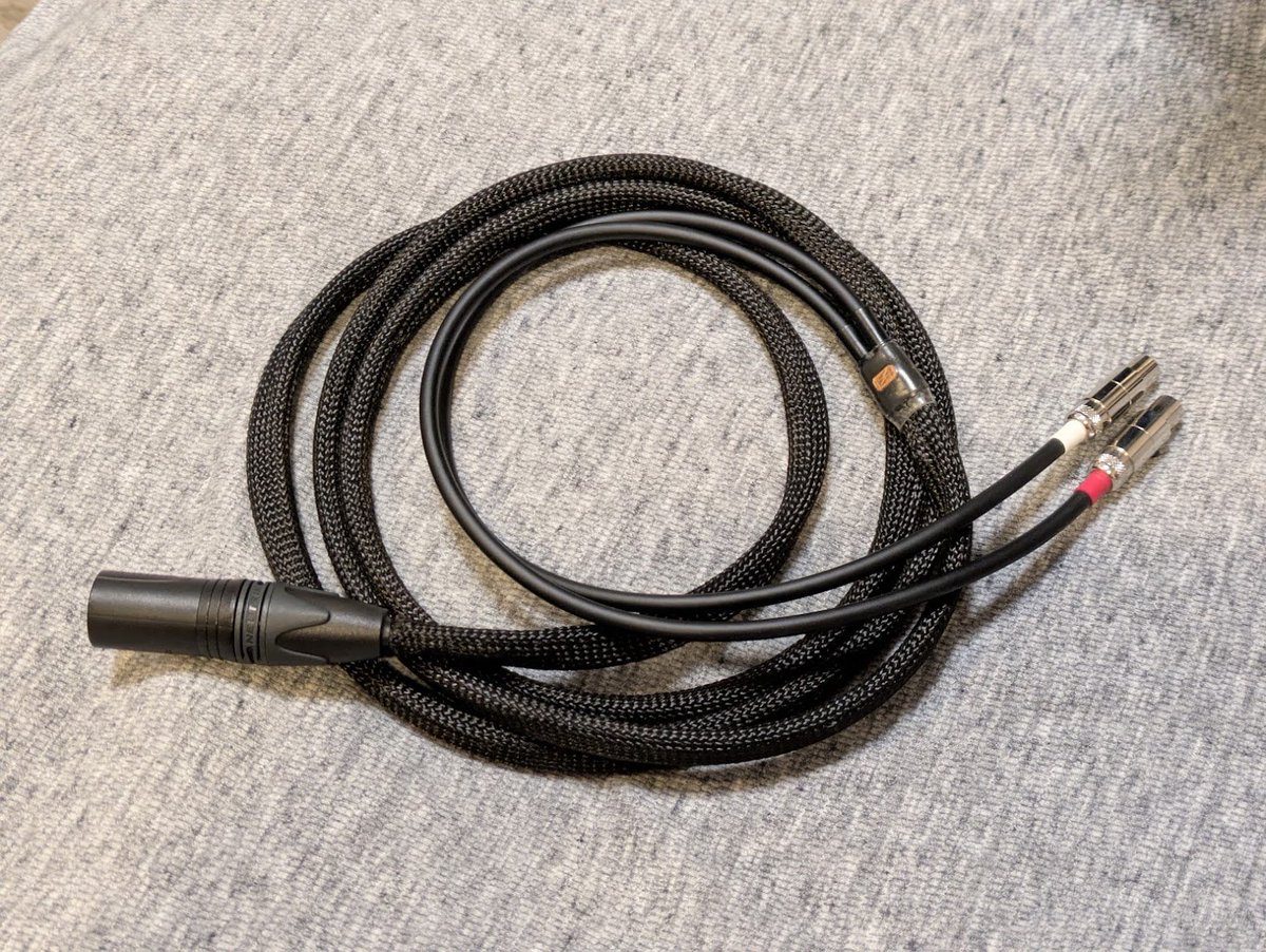 hos_tw's tweet image. #E4UA さんにお願いしたヘッドホンケーブル。
ラインケーブルでカナレ・モガミにハマったので、4芯シールドケーブルの構造を活かして仕立ててもらいました。ヘッドホンケーブルに加工する際は芯線を抜き出して使うところ、外皮・シールドそのままなので太い！柔軟で取り回しは悪くない（重い）。